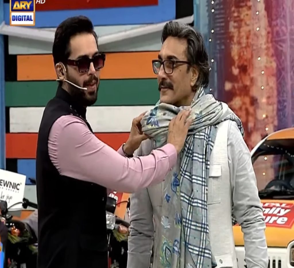 Adnan Siddiqui's ridiculous reaction to fans' shawl selection