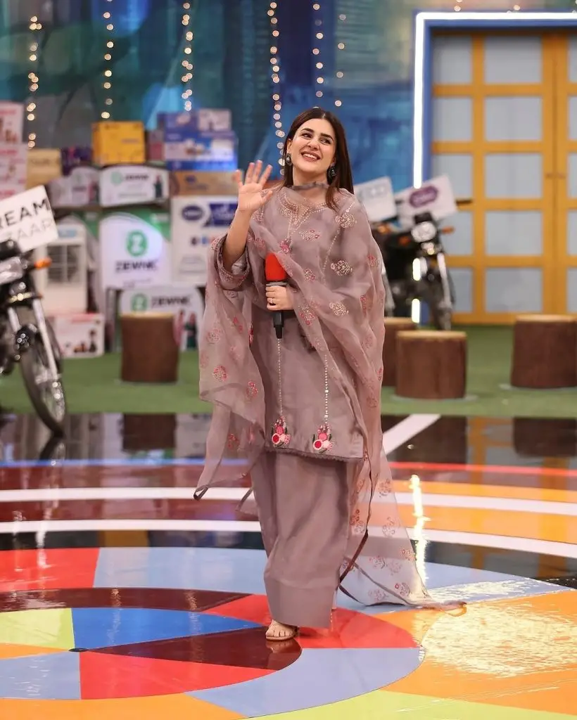 Pakistani Actresses Embrace the Farshi Shalwar Trend