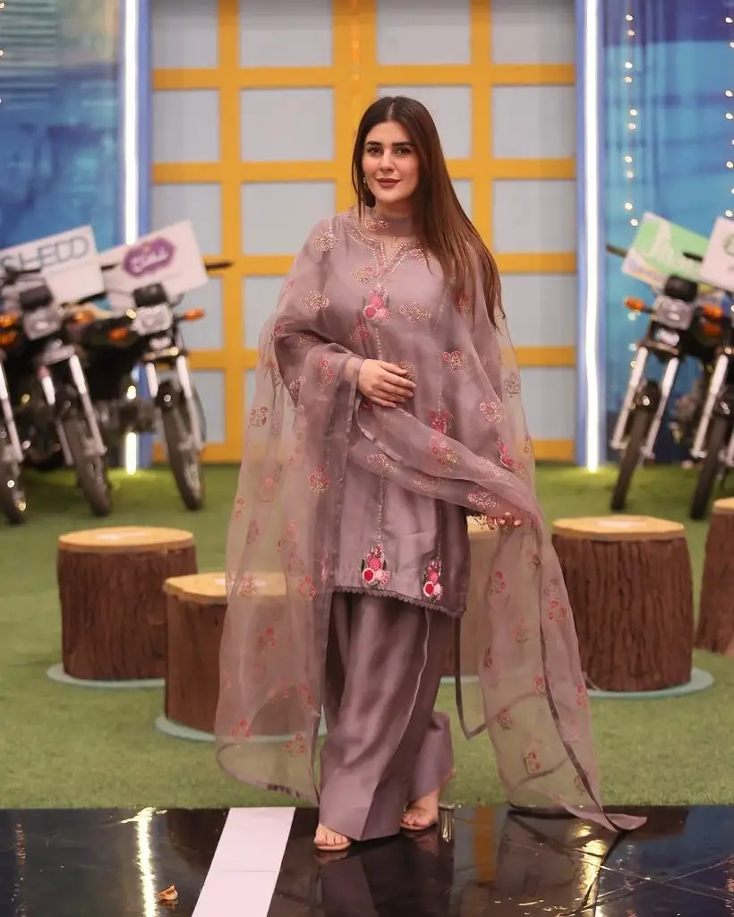 Pakistani Actresses Embrace the Farshi Shalwar Trend