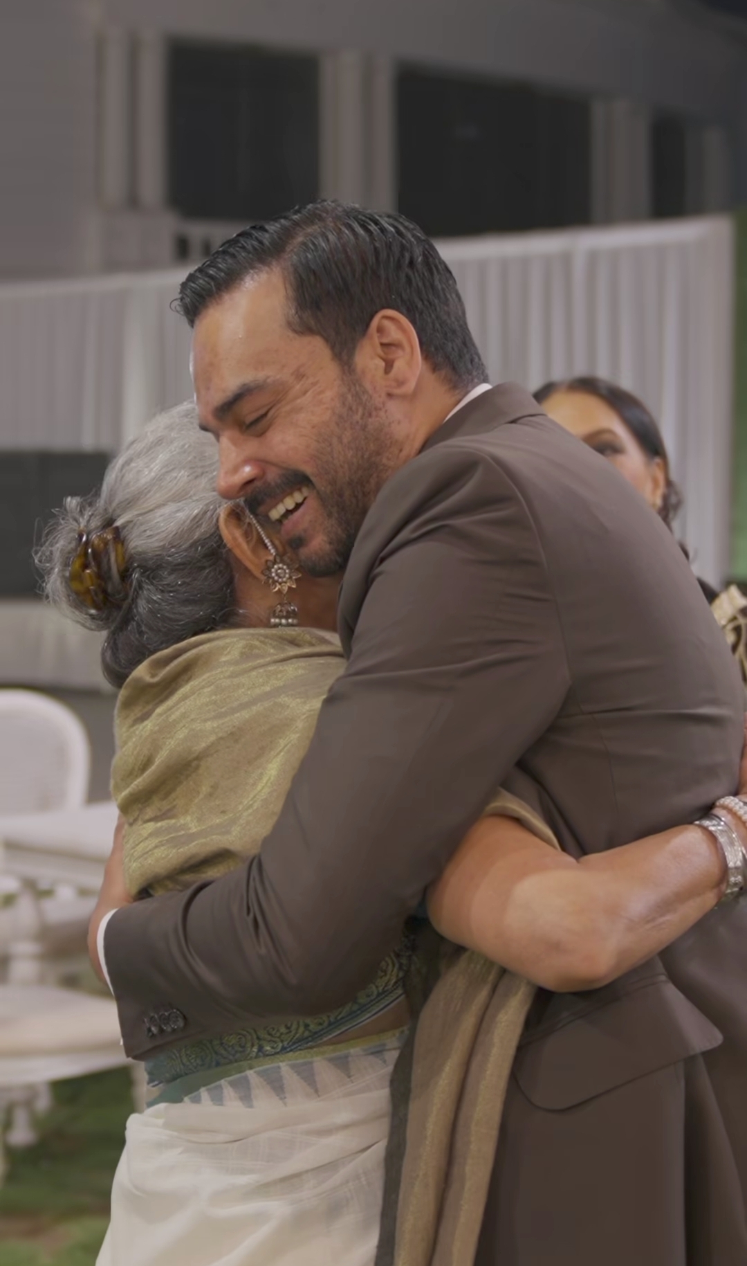Kubra Khan and Gohar Rasheed HD Walima Video | Reviewit.pk