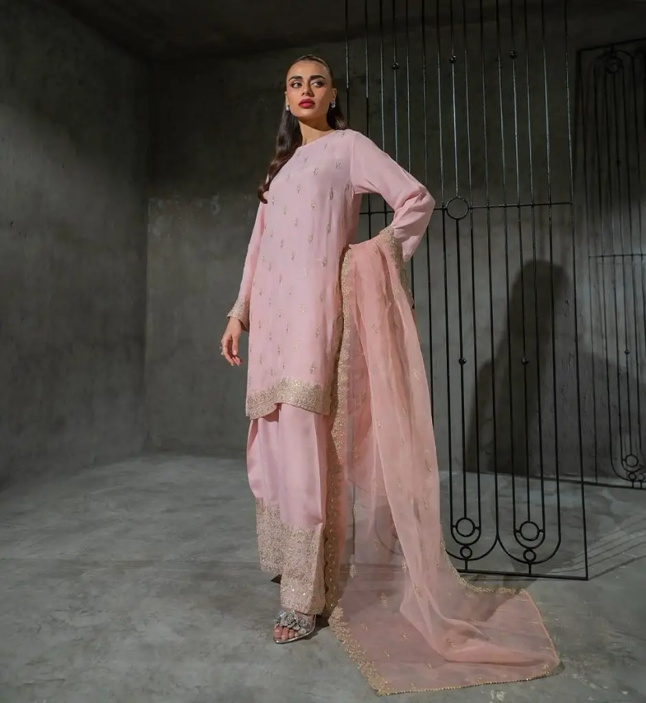 Pakistani Actresses Embrace the Farshi Shalwar Trend