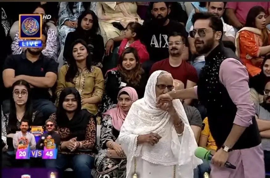 Fahd Mustafa's interaction with the elderly partner in Pakistan won the heart