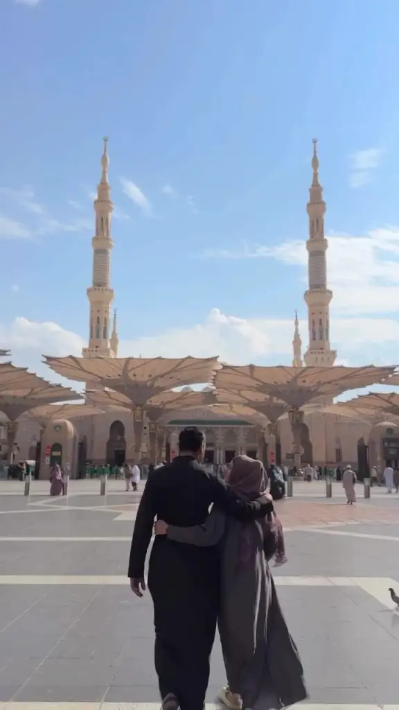 Kubra Khan & Gohar Rasheed Beautiful Video From Madinah