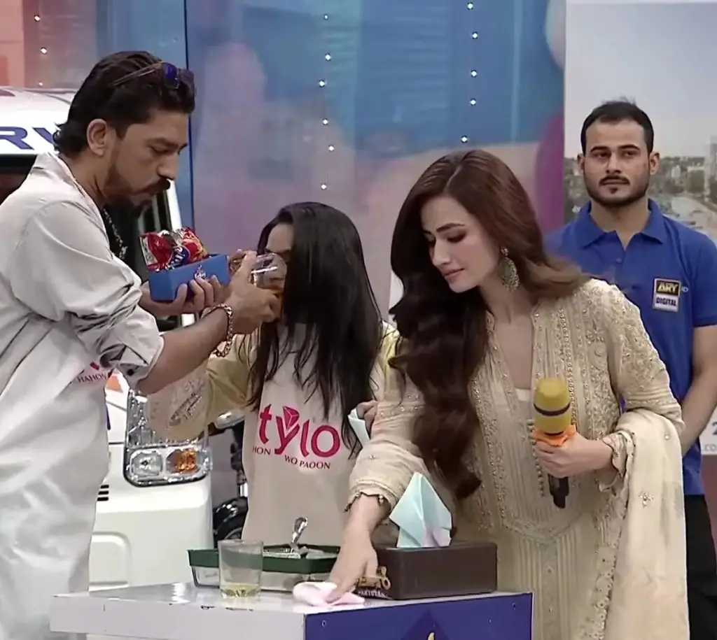 Sana Javed Cringing At Jeeto Pakistan Contestants Goes Viral