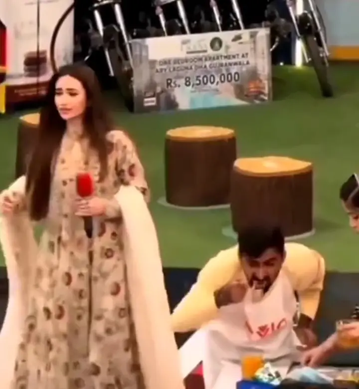 Sana Javed Cringing At Jeeto Pakistan Contestants Goes Viral