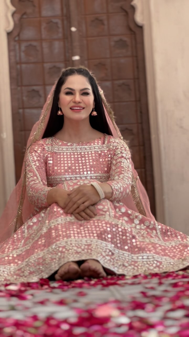 Veena Malik Severely Criticized For Reciting Naat In Her Element veena-malik-severely-criticized-for-reciting-naat-in-her-element