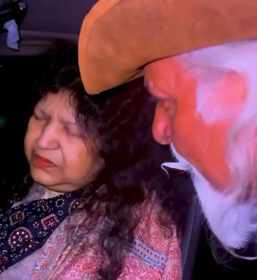 Fan’s Act of Touching Abida Parveen’s Feet Draws Criticism