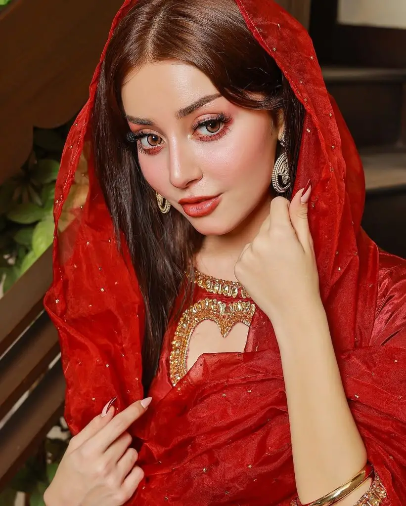 Alizeh Shah Defends Wearing Short Clothes