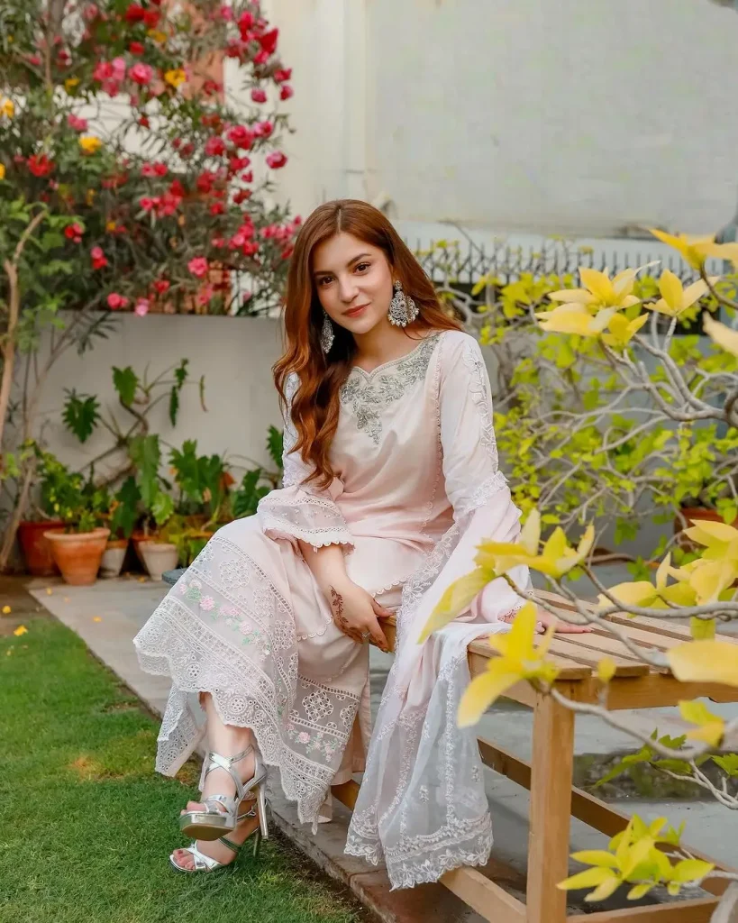 Dananeer Mobeen Set To Make Her Film Debut