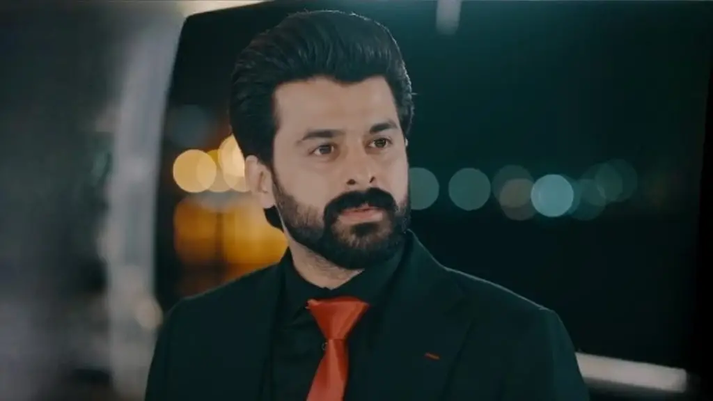 Naqaab Episode 60 – Taimoor Gets Public Attention for Unexpected Twist