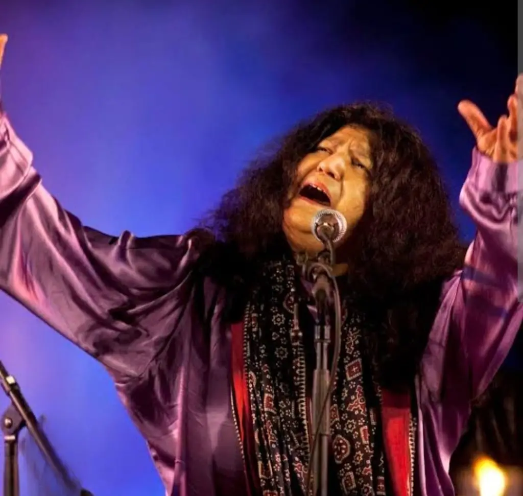 Fan’s Act of Touching Abida Parveen’s Feet Draws Criticism