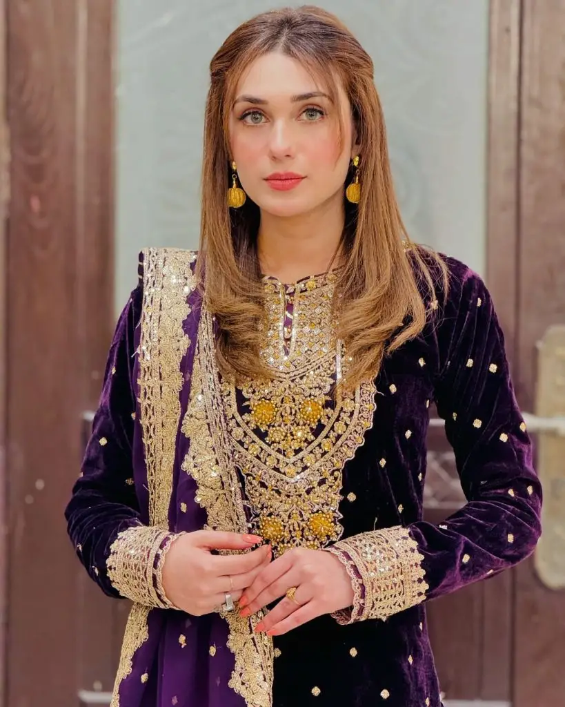 Public Thinks Hina Tariq From Naqaab Resembles Ayeza Khan