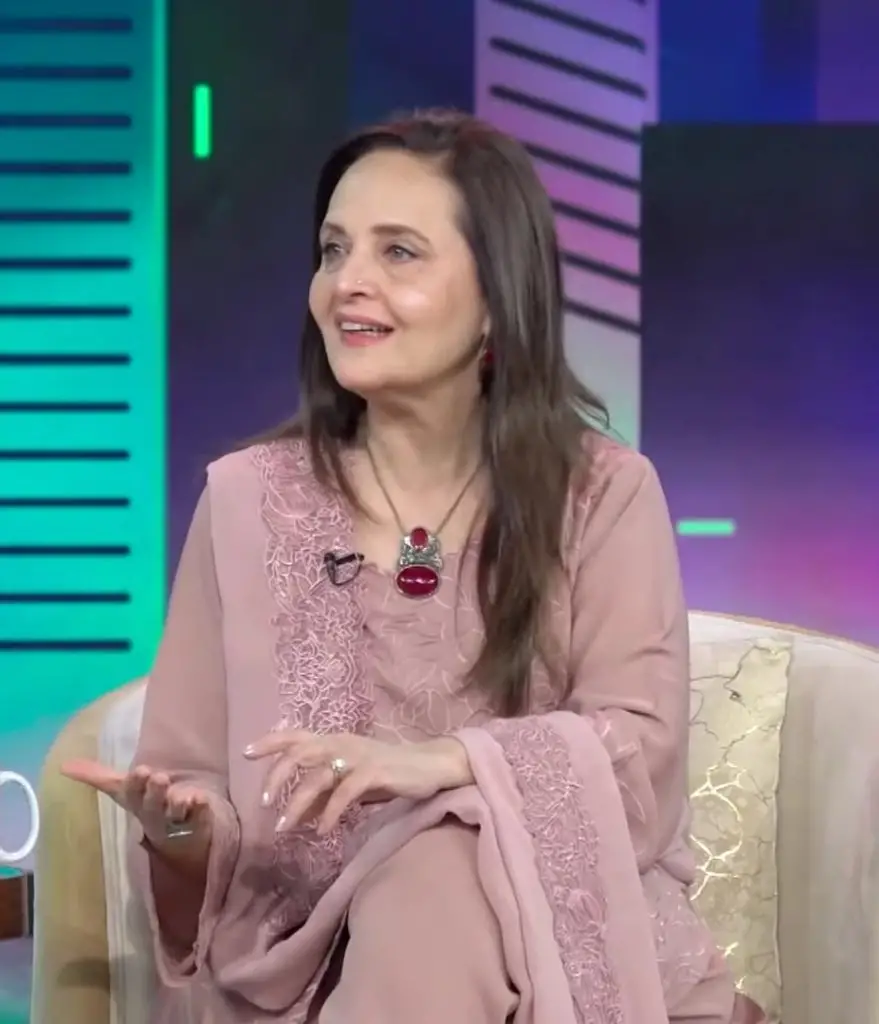 Hina Bayat Warns Lahoris Against Javed Akhtar