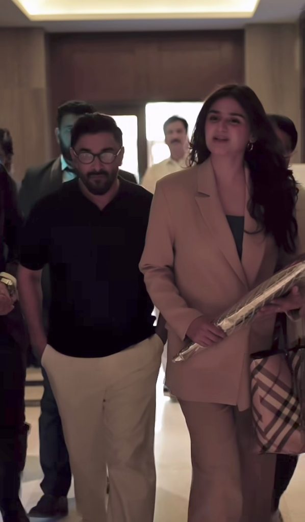 Hira Mani Honored While Mani Gets Ignored at a Recent Event