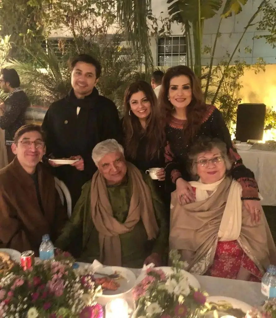 Hina Bayat Warns Lahoris Against Javed Akhtar