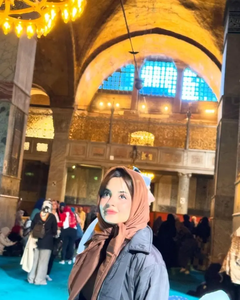 Komal Meer’s Vacation Look in Turkey Ignites Criticism