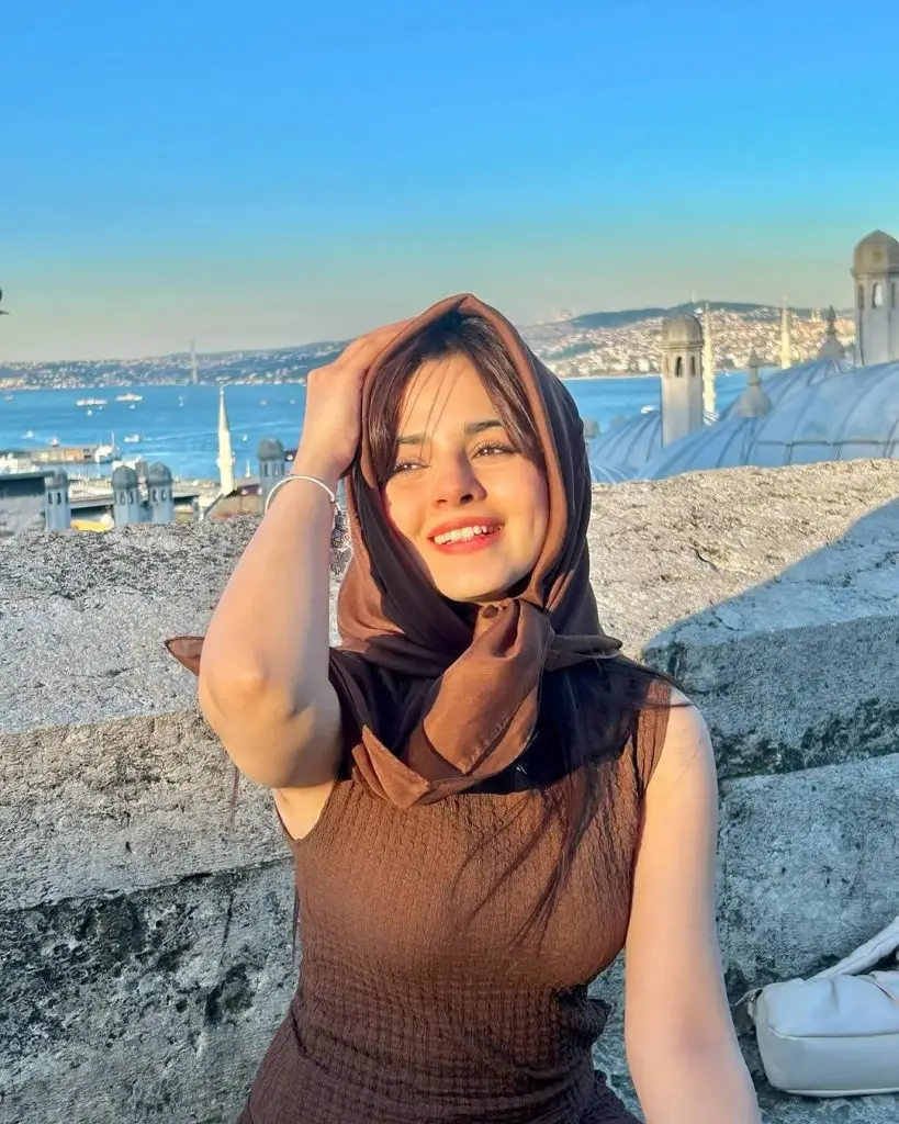 Komal Meer’s Vacation Look in Turkey Ignites Criticism