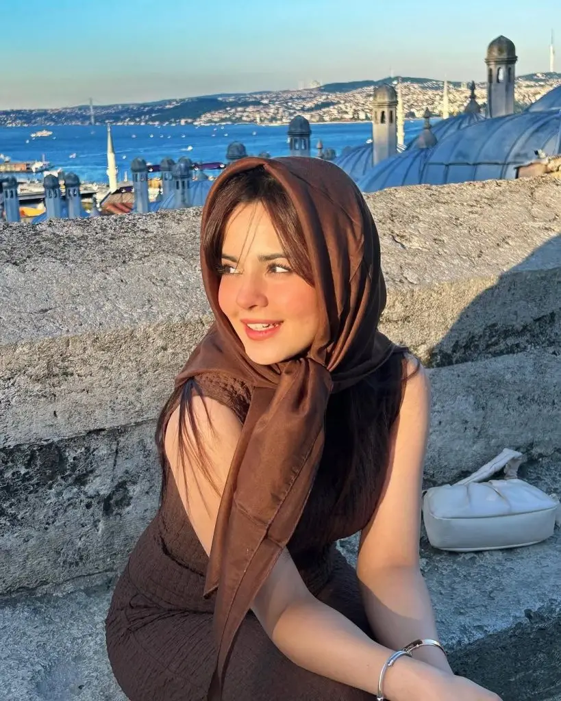Komal Meer’s Vacation Look in Turkey Ignites Criticism