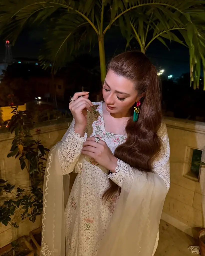 Momina Iqbal’s Gorgeous Looks From Do Kinaray