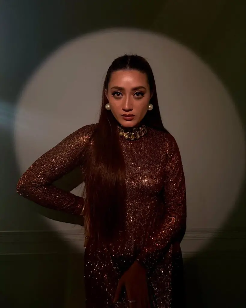 Momina Iqbal’s Gorgeous Looks From Do Kinaray