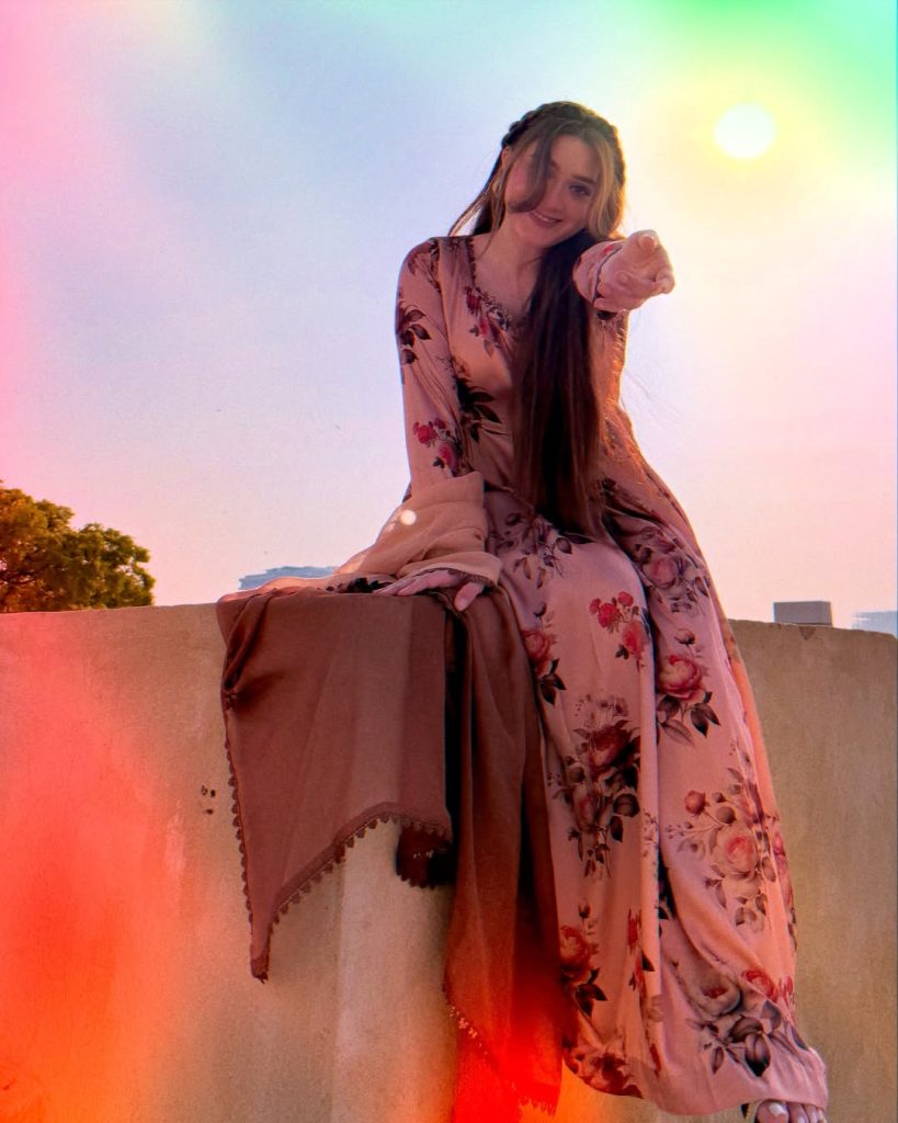 Momina Iqbal’s Gorgeous Looks From Do Kinaray