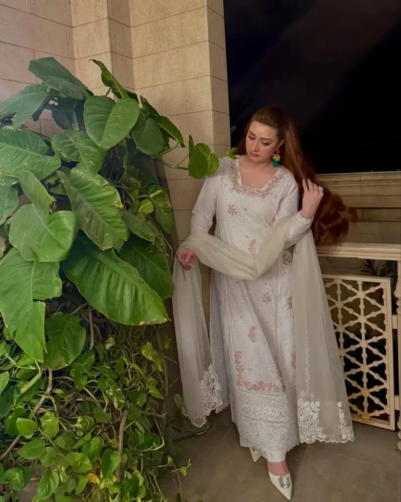 Momina Iqbal’s Gorgeous Looks From Do Kinaray