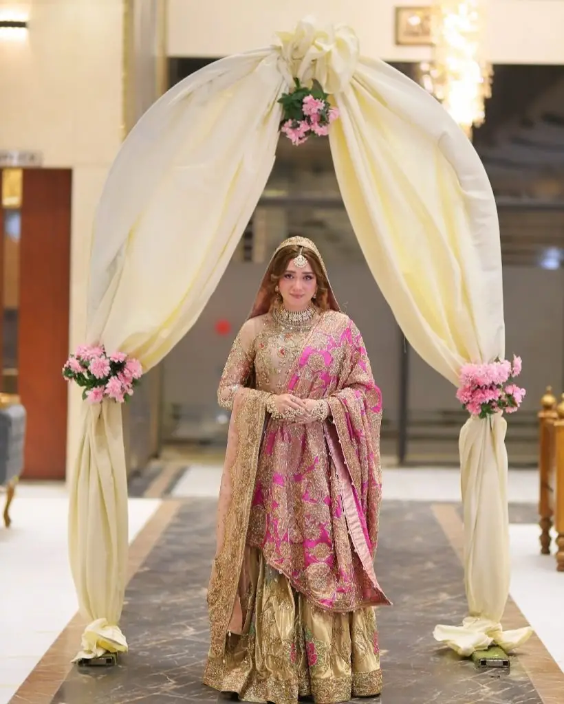 Momina Iqbal’s Gorgeous Looks From Do Kinaray