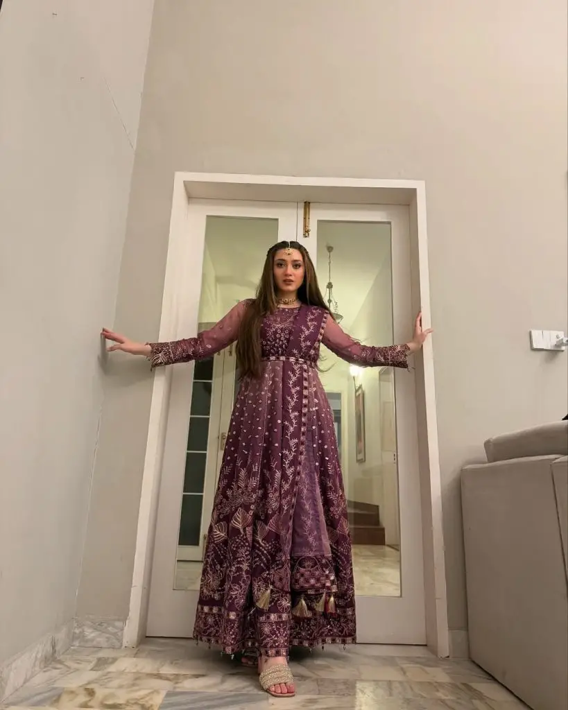 Momina Iqbal’s Gorgeous Looks From Do Kinaray