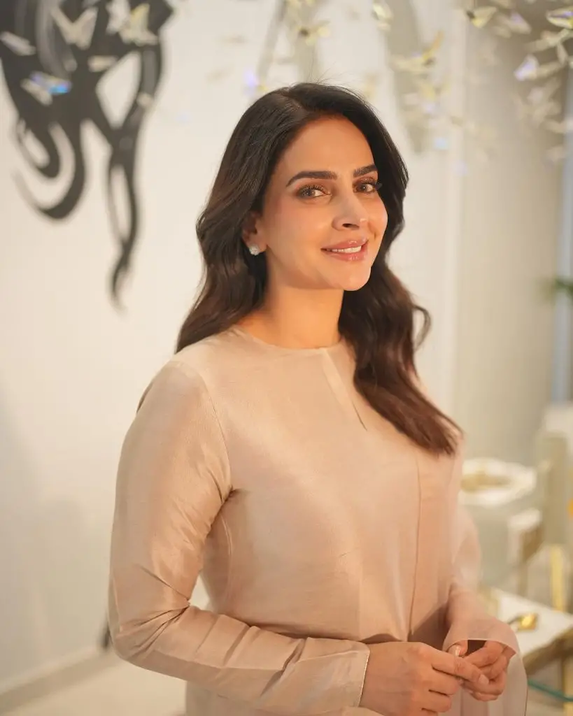 Saba Qamar Shares Star-Studded Pictures From Case No 9 Set