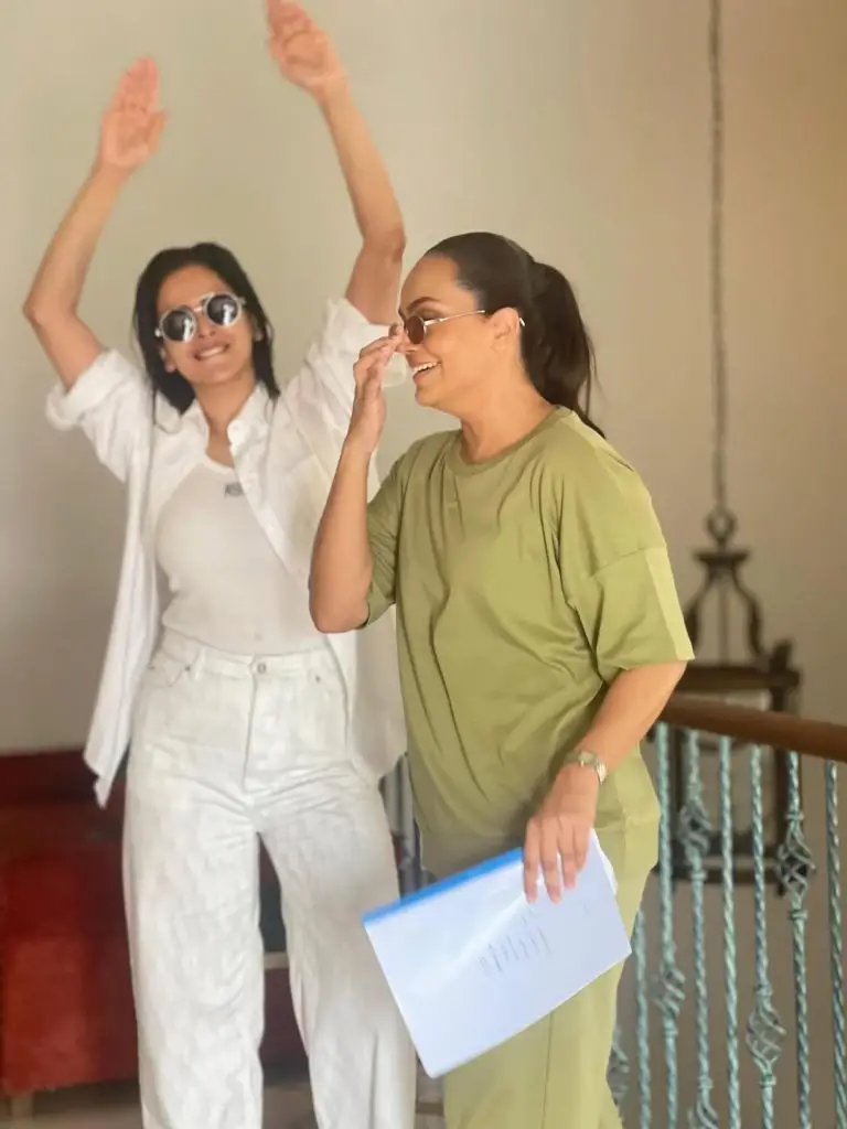 Saba Qamar Shares Star-Studded Pictures From Case No 9 Set
