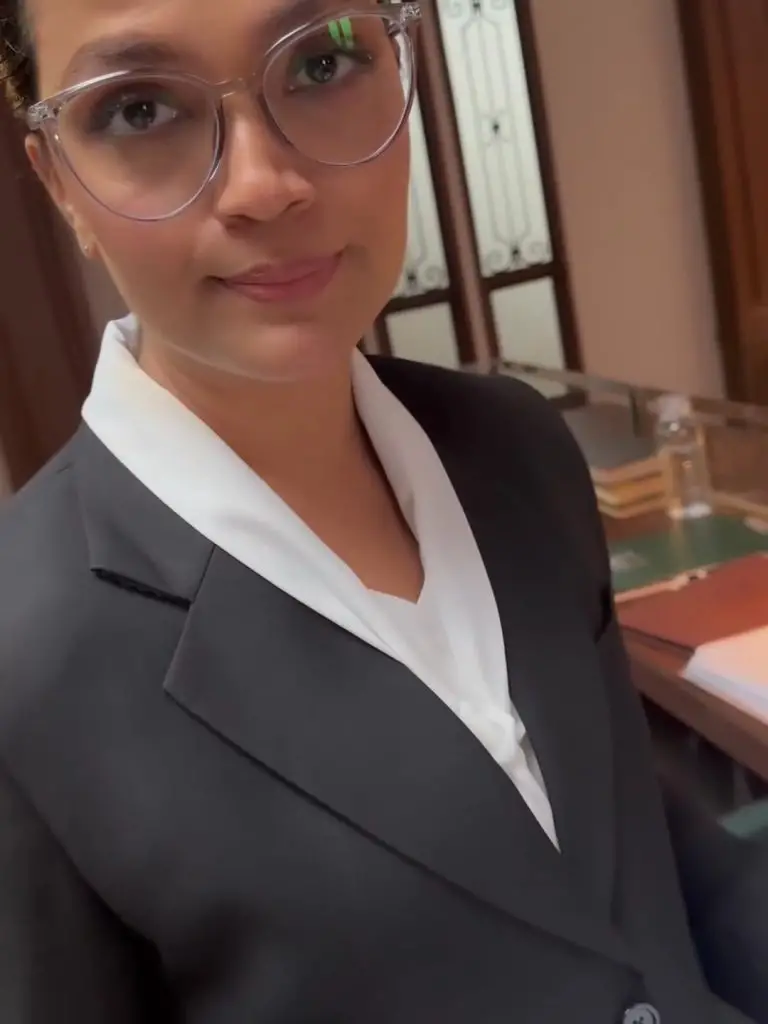 Saba Qamar Shares Star-Studded Pictures From Case No 9 Set
