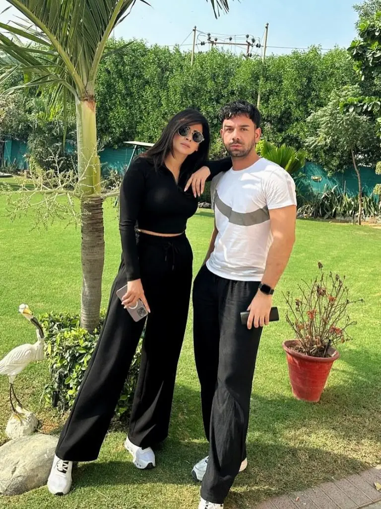 Saba Qamar Shares Star-Studded Pictures From Case No 9 Set