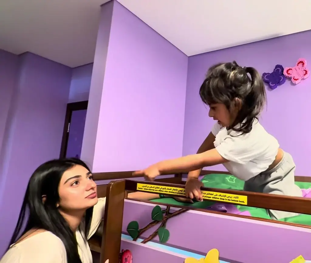 Sarah Khan Cute Pregnancy Announcement By Daughter Alyana