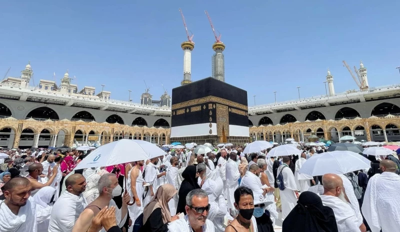 Man Enters Female Tent in Mina During Hajj