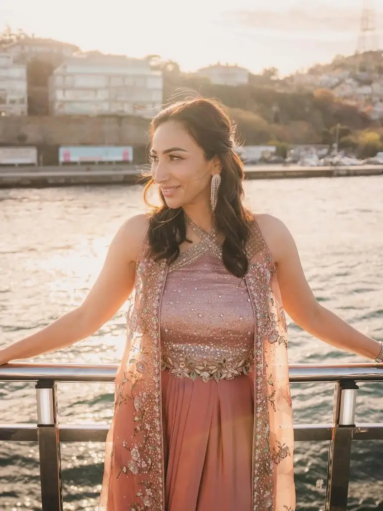 Anoushey Ashraf Shares HD Pictures from Her Wedding Boat Party