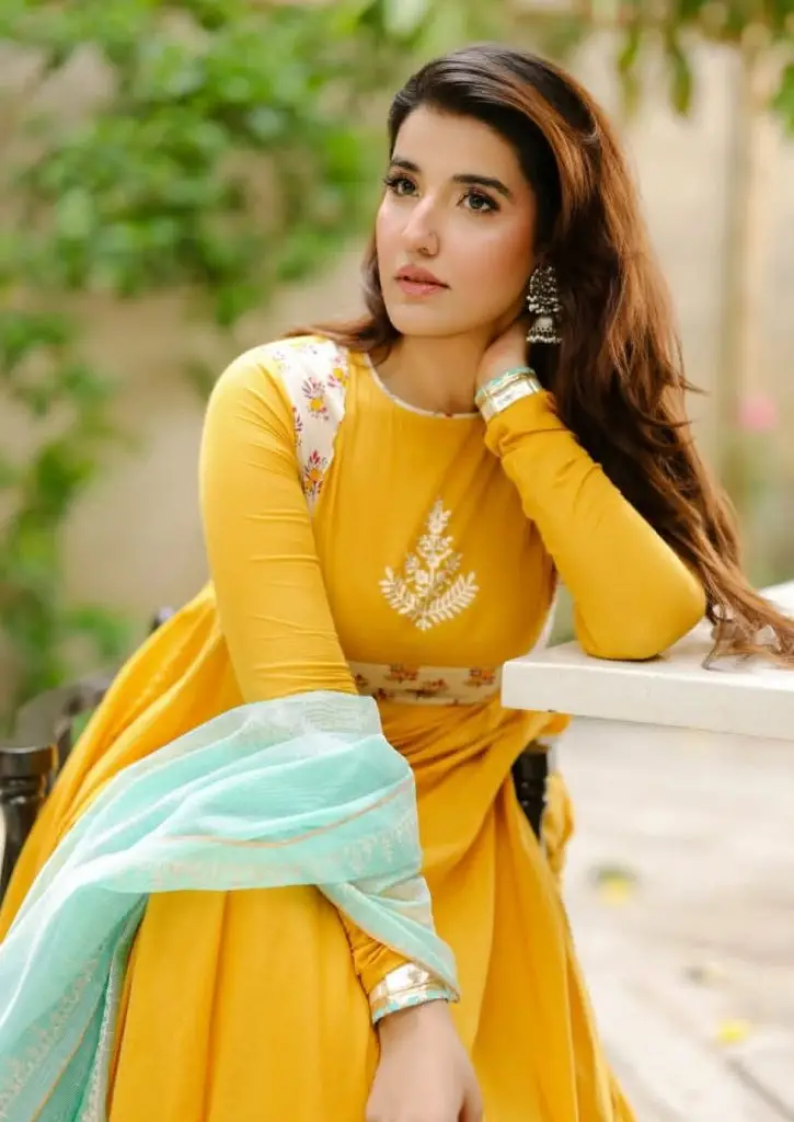 Hareem Farooq Faces Backlash Over Bold, Ill-Fitted Saree
