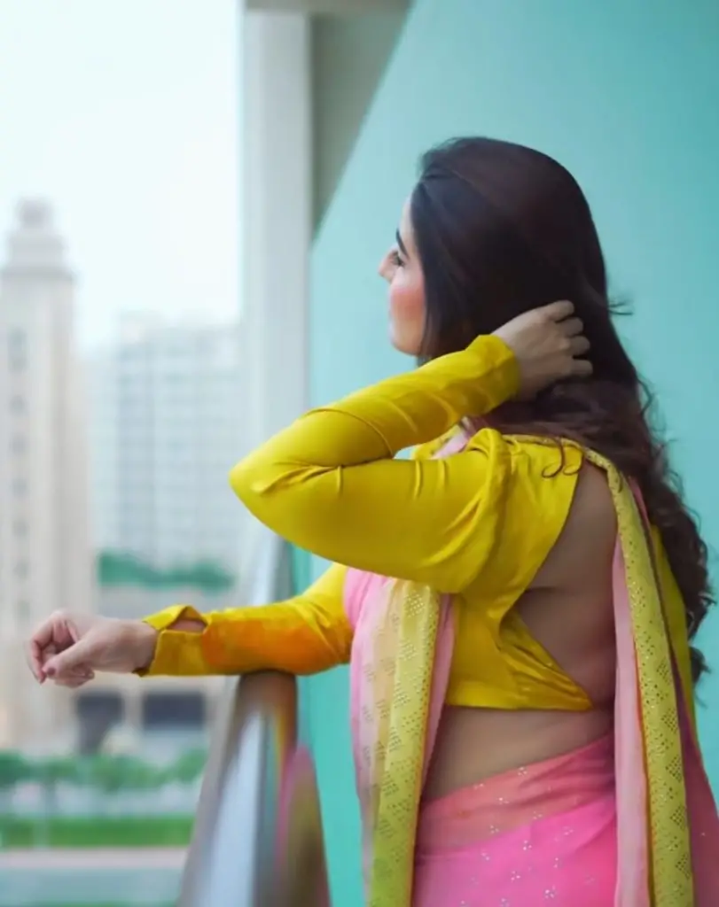 Hareem Farooq Faces Backlash Over Bold, Ill-Fitted Saree