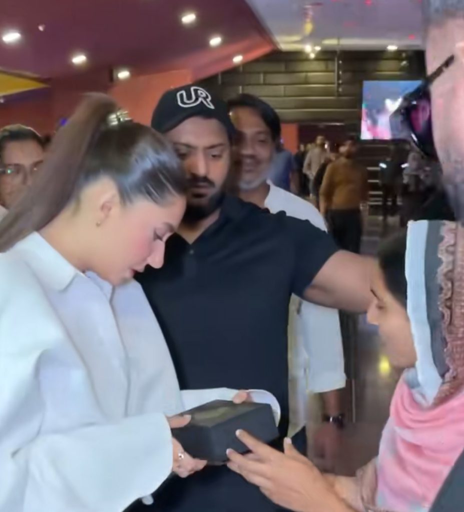 Mahira Khan’s Heartwarming Interactions with Fans