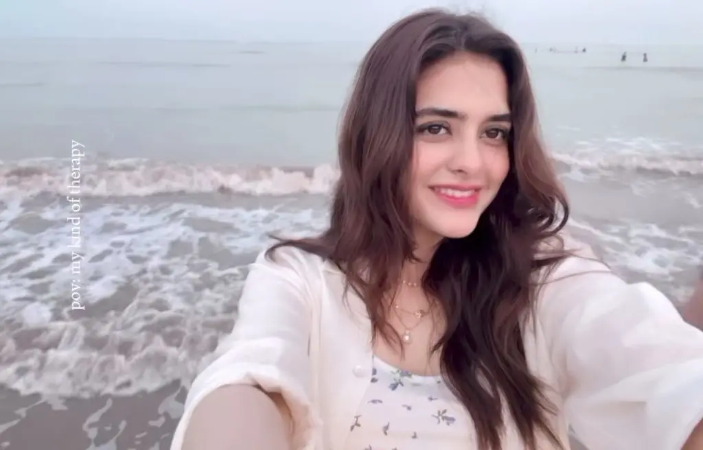 Omer Shahzad’s Adorable Moments with Wife from Beach