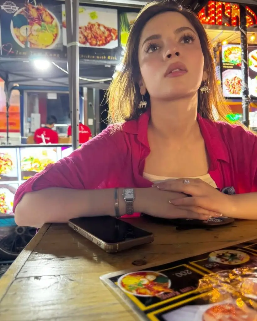 Dananeer Mobeen Enjoys Vacations In Thailand With Mother