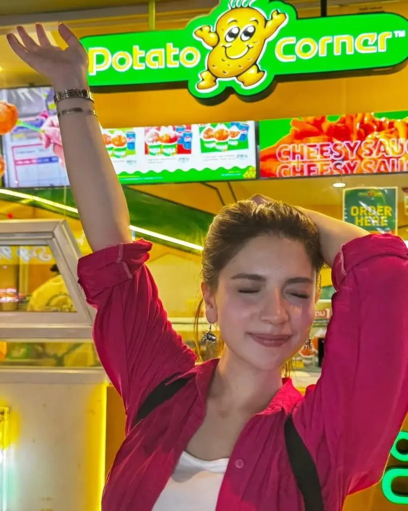Dananeer Mobeen Enjoys Vacations In Thailand With Mother