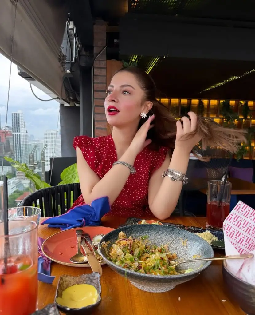 Dananeer Mobeen Enjoys Vacations In Thailand With Mother