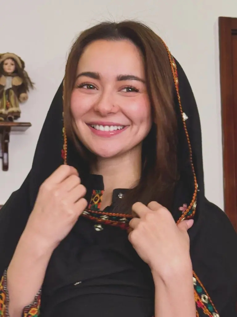 Yashma Gill’s Surprise Public Proposal To Hania Aamir