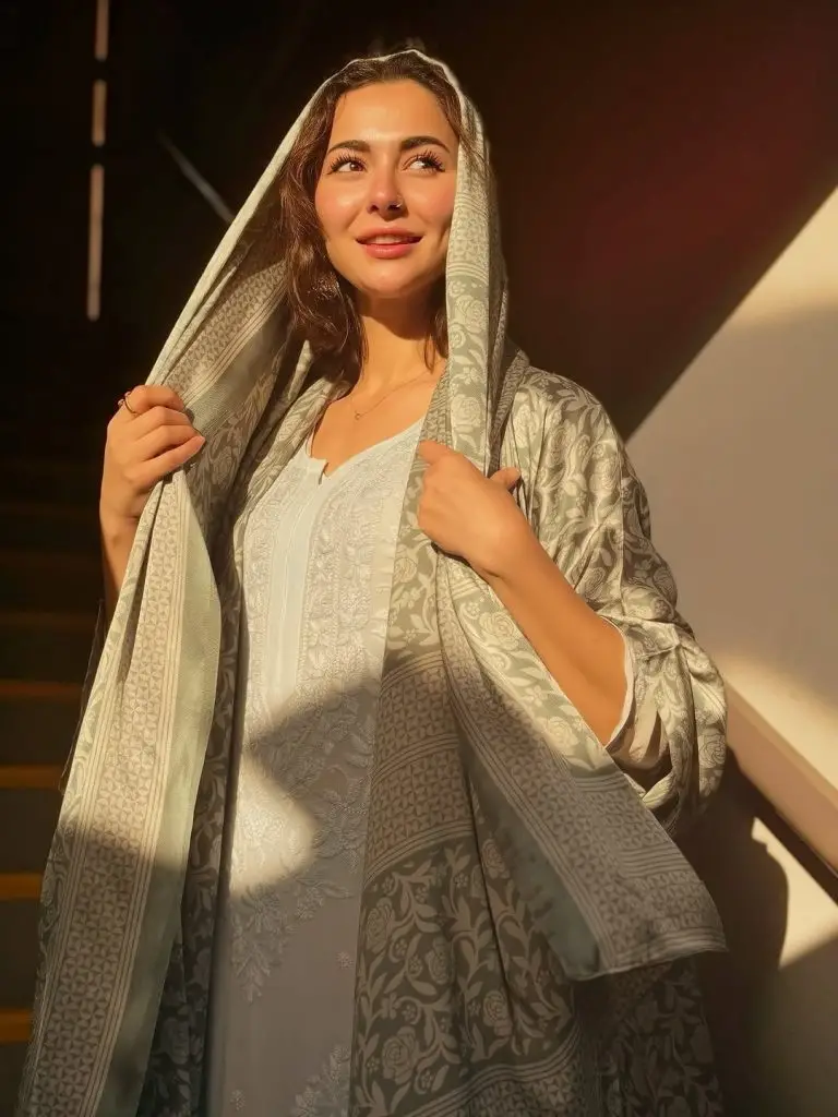 Hania Aamir Shares Hajj Pictures From Mina