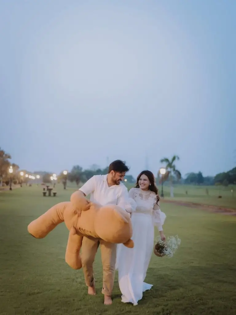 Iqra Kanwal & Areeb Pervaiz Announce First Pregnancy