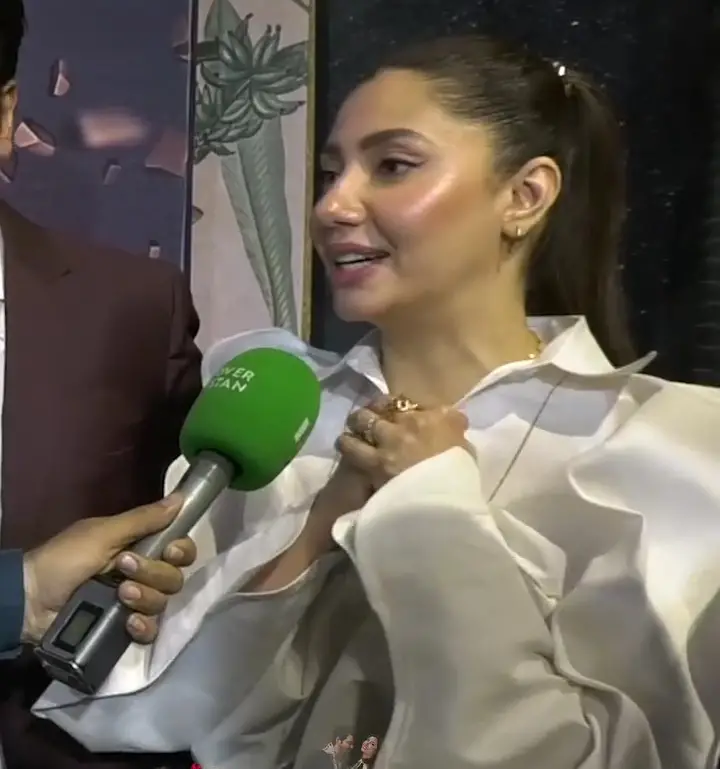 Mahira Khan’s Ijtimai Dua For Love Guru Success