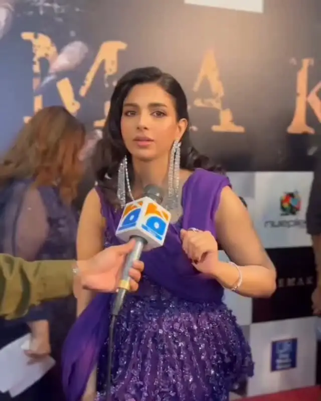 Sonya Hussyn’s Outfit & Confidence At Deemak Premiere Spark Buzz
