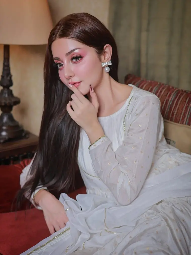 Alizeh Shah Instructs Her Fans Regarding Minsa Malik