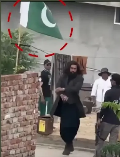 Ranveer Singh’s Pictures with Pakistani Flag Get Noticed