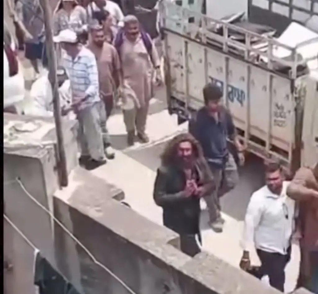 Ranveer Singh’s Pictures with Pakistani Flag Get Noticed